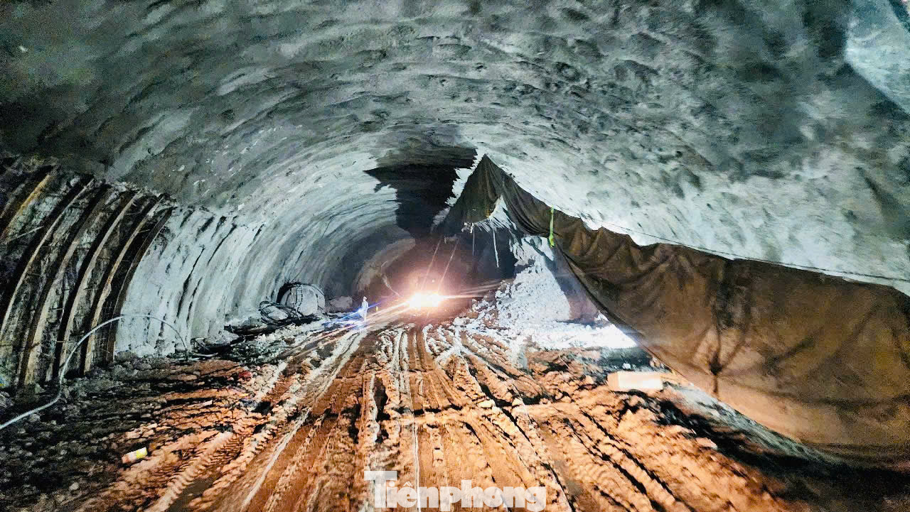 Bên trong hầm không khí luôn trong tình trạng ngột ngạt, ẩm ướt. Tuy nhiên hàng trăm kỹ sư, công nhân vẫn miệt mài làm việc 3 ca, 4 kíp.