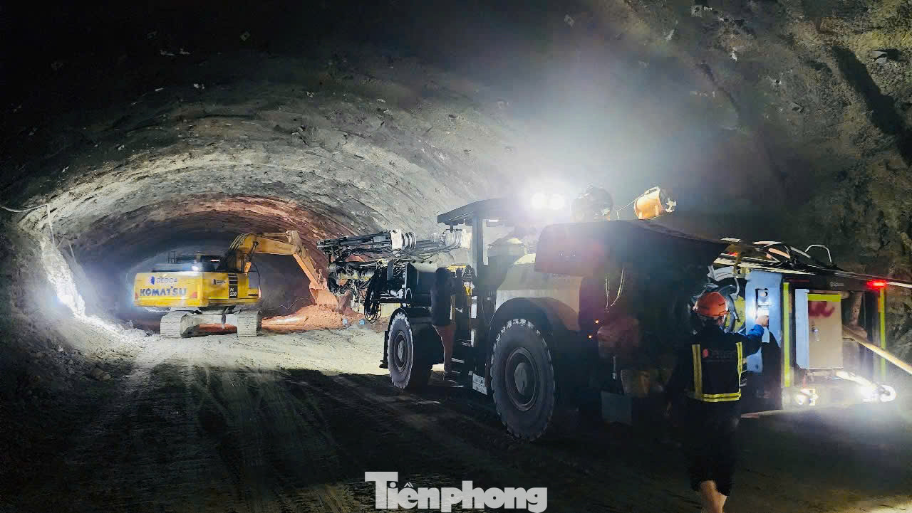 Bên trong hầm không khí luôn trong tình trạng ngột ngạt, ẩm ướt. Tuy nhiên hàng trăm kỹ sư, công nhân vẫn miệt mài làm việc 3 ca, 4 kíp.