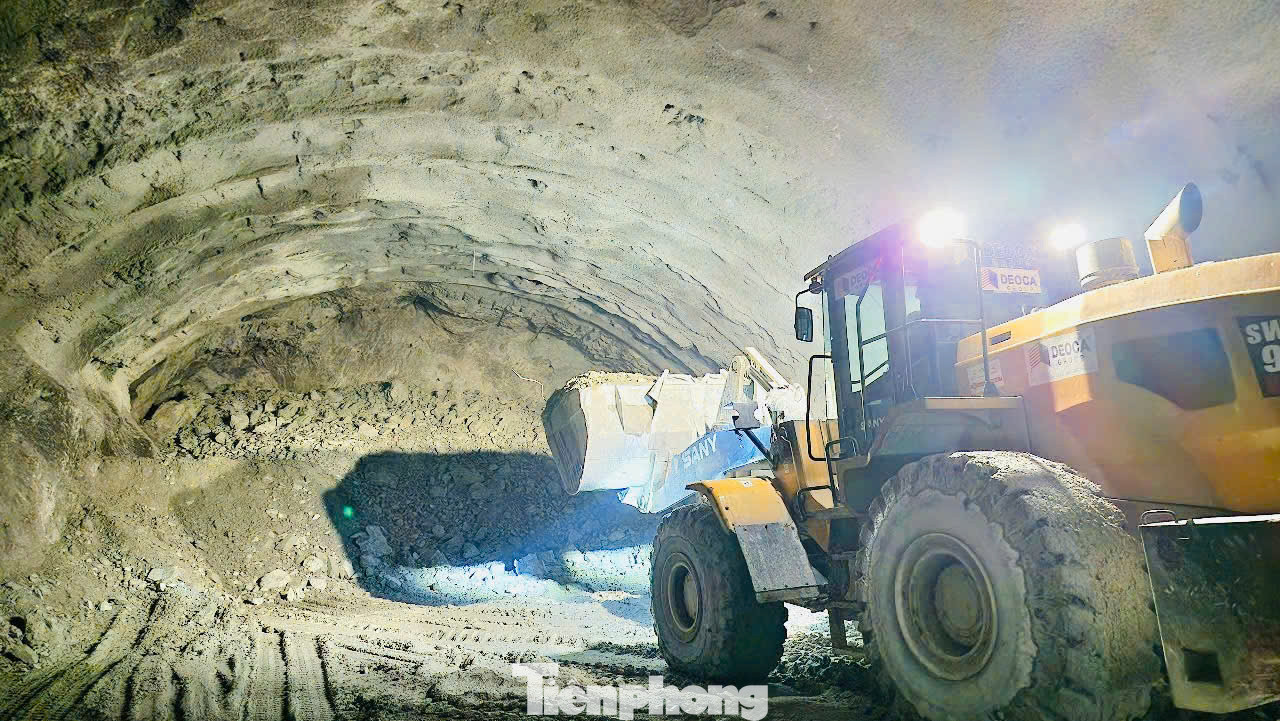 Theo ông Nam, hầm số 3 đã đào được 6.050m trong tổng số 6.400m. Công tác thi công bê tông vỏ hầm cũng đang được thực hiện cuốn chiếu, đạt khoảng 2.500/6.400m.