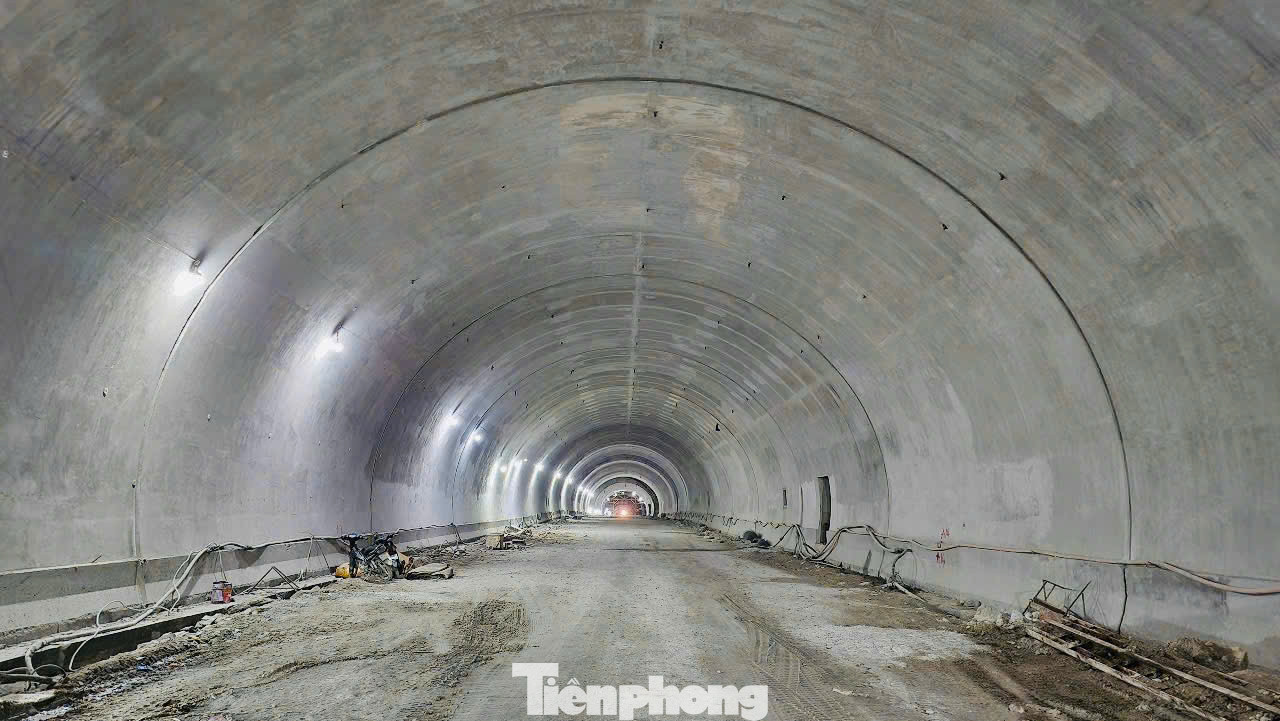 “Theo hợp đồng ký kết với chủ đầu tư, hầm số 3 sẽ hoàn thành sau 42 tháng thi công, đơn vị đang nỗ lực để thông hầm đường bộ cấp đặc biệt này sớm hơn kế hoạch dự kiến, góp phần hoàn thành toàn dự án trong năm 2025 như chỉ đạo của Thủ tướng”, ông Nam nói thêm.