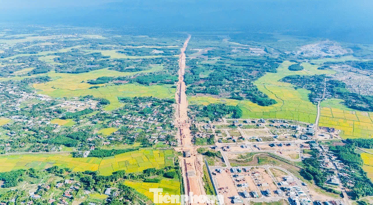 Dự án có chiều dài 88 km, tổng mức đầu tư hơn 20.400 tỷ đồng. Trong đó đoạn qua địa phận tỉnh Quảng Ngãi dài 60,3 km, qua tỉnh Bình Định dài 27,7 km. Giai đoạn 1, cao tốc Quảng Ngãi - Hoài Nhơn có quy mô 4 làn xe, vận tốc 80 km/h.