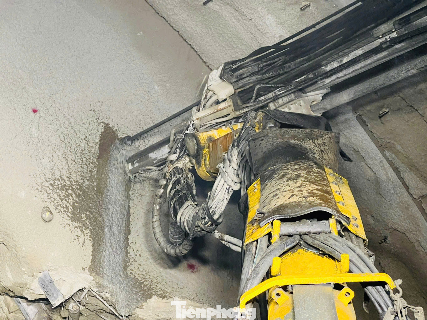 Từng mũi khoan thọc sâu vào lòng núi, sau đó công nhân làm vệ sinh, lắp đặt thuốc nổ để nổ mìn.