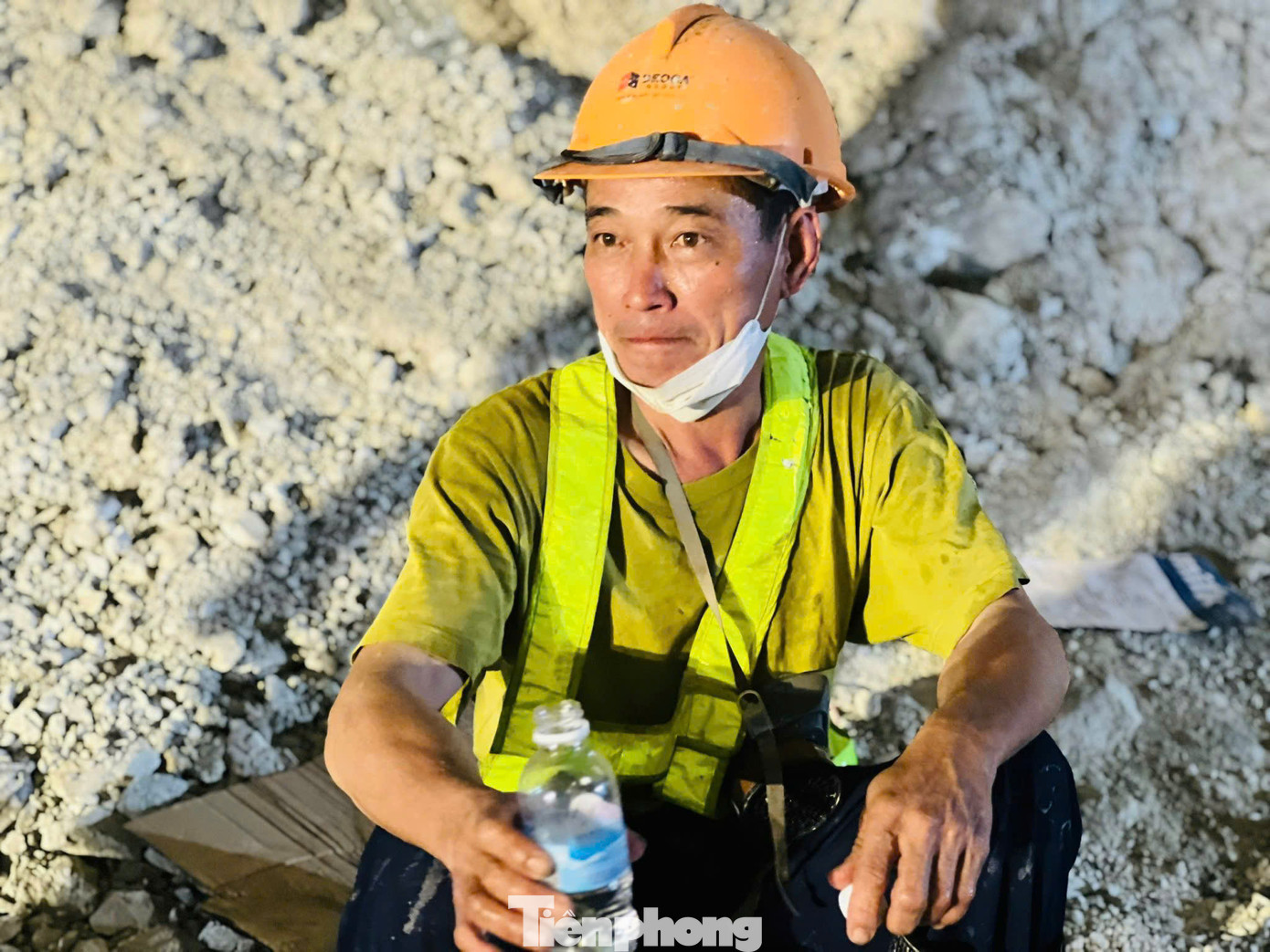 Một công nhân nghỉ tay sau nhiều giờ lao động.