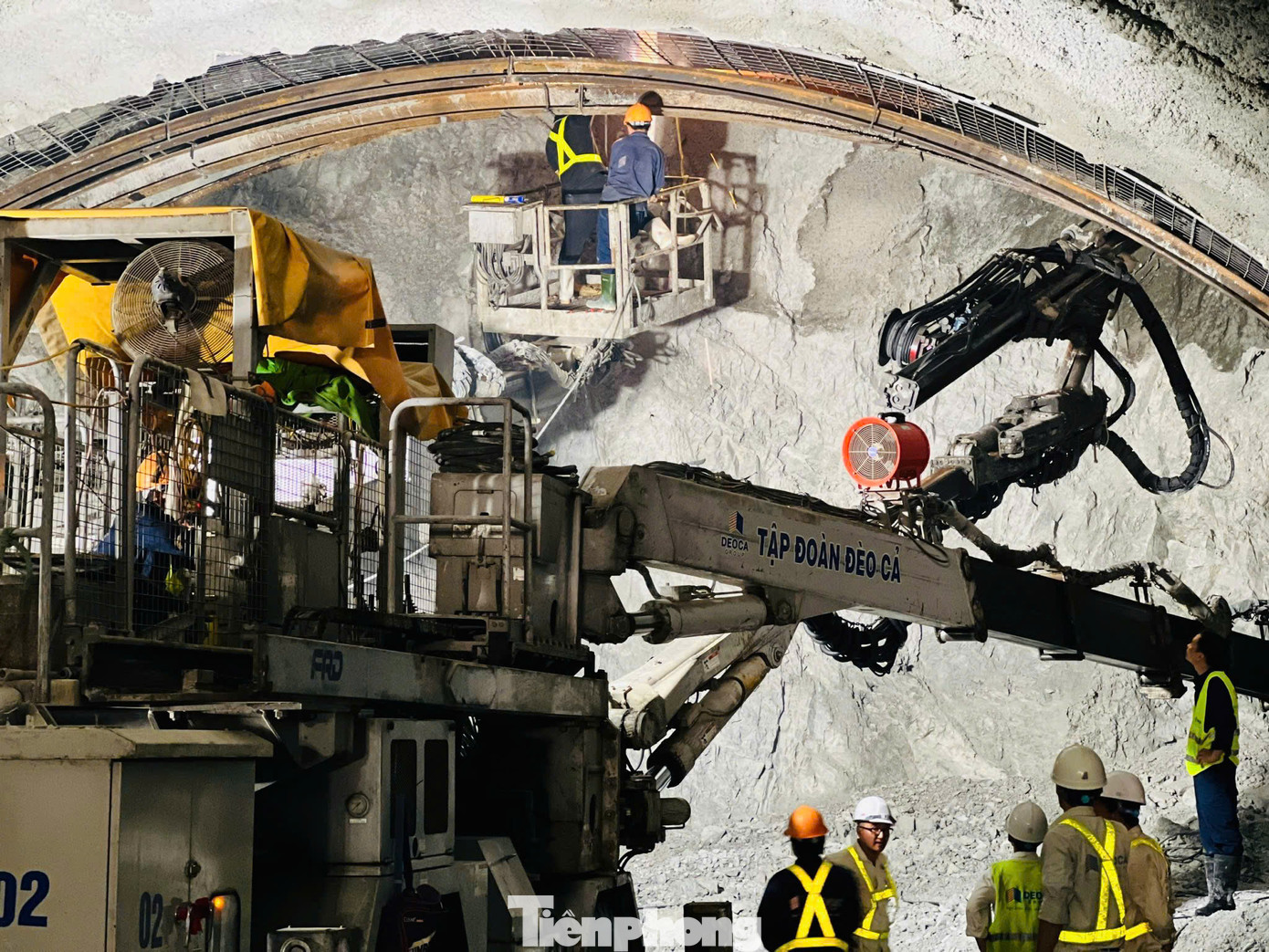 Sau hơn 2 năm mở cửa hầm 3, đến nay công tác khoan hầm đã đi đến những mét cuối cùng.