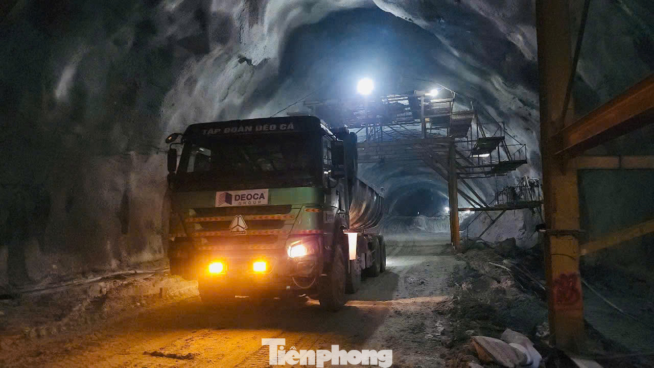 Theo ông Nam, hầm số 3 đã đào được 6.050m trong tổng số 6.400m. Công tác thi công bê tông vỏ hầm cũng đang được thực hiện cuốn chiếu, đạt khoảng 2.500/6.400m.