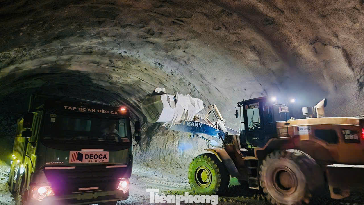 Theo ông Nam, hầm số 3 đã đào được 6.050m trong tổng số 6.400m. Công tác thi công bê tông vỏ hầm cũng đang được thực hiện cuốn chiếu, đạt khoảng 2.500/6.400m.