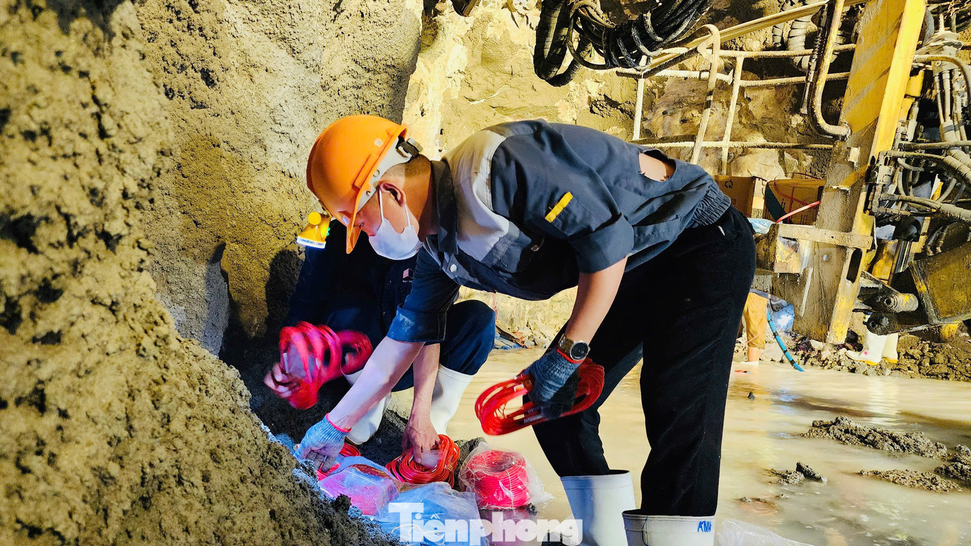Thợ mìn sẵn sàng dây kích nổ, kíp điện để kích nổ khi hoàn thành công đoạn lắp đặt thuốc.