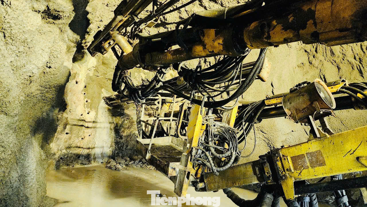 Theo đó, bên trong ống hầm phải cửa hầm phía Bắc, công tác khoan hầm đang bước vào giai đoạn nước rút. Đến nay, ống hầm này đã đào được 3.180/3.200m. Nhà thầu sẵn sàng cho công tác nổ mìn hợp long, thông hầm trước ngày 30/4 để chào mừng kỷ niệm 50 năm ngày thống nhất đất nước.