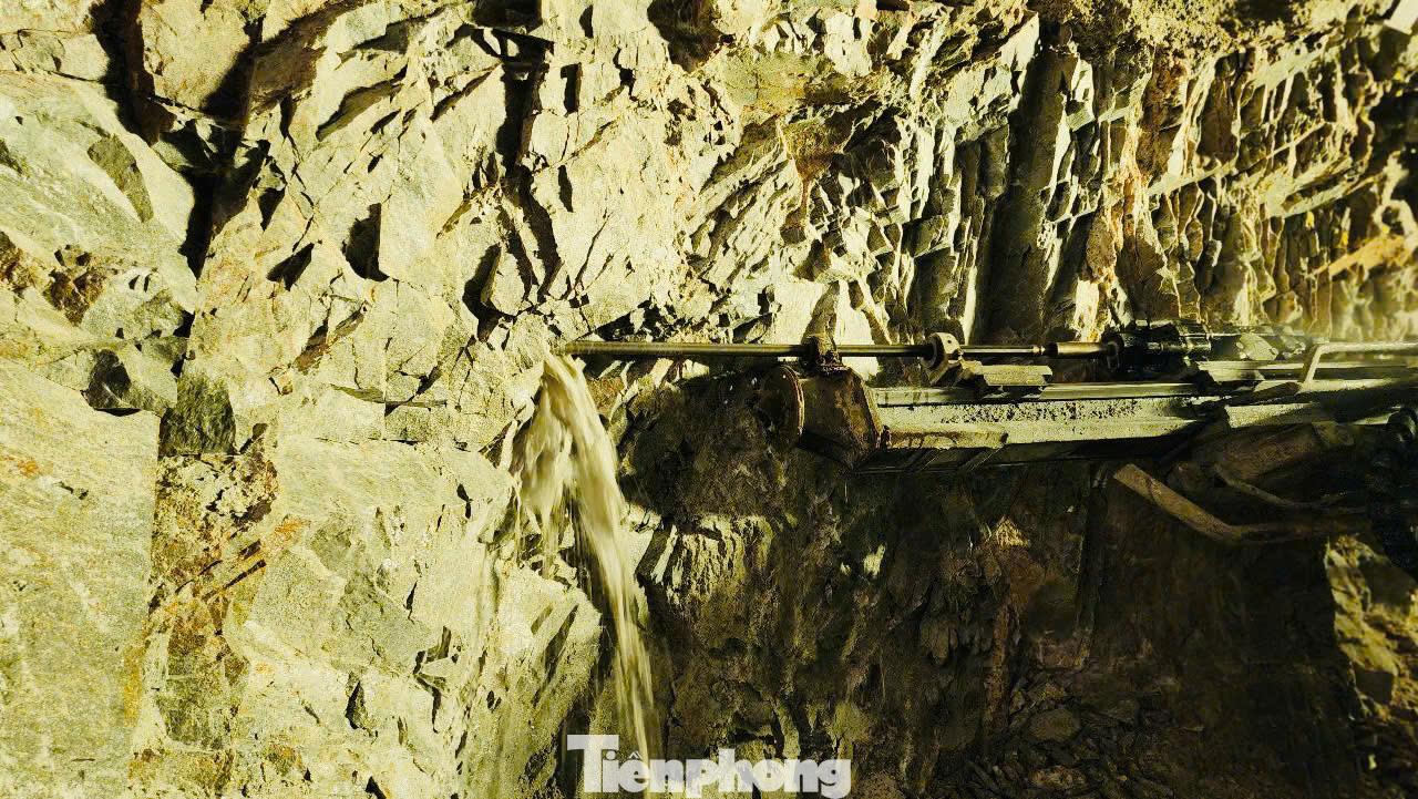 Từng mũi khoan thọc sâu vào lòng núi, sau đó công nhân làm vệ sinh, lắp đặt thuốc nổ để nổ mìn.