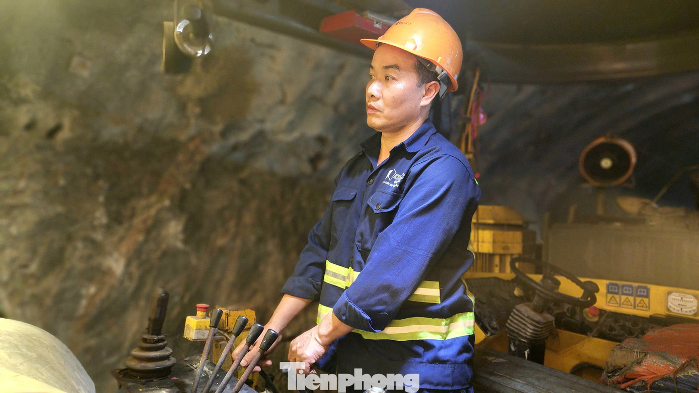 Anh Nguyễn Khắc Tú (quê tỉnh Hải Dương – công nhân lái máy khoan) cho biết, đã bám công trường hơn 2 năm qua. Dù làm việc bên trong hầm sâu nóng bức, ngột ngạt, tuy nhiên ai cũng quyết tâm sớm đưa dự án về đích đúng tiến độ đề ra.