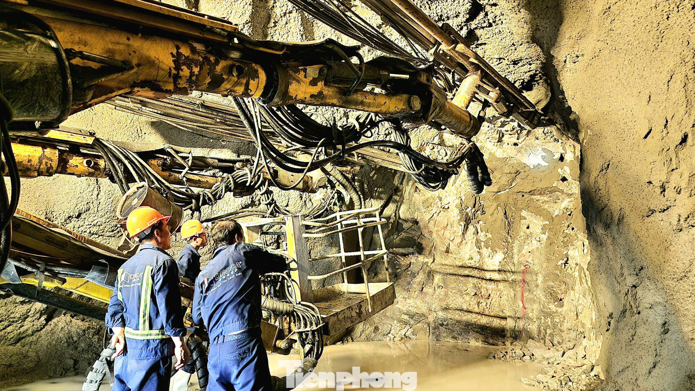 Sau hơn 2 năm mở cửa hầm 3, đến nay công tác khoan hầm đã đi đến những mét cuối cùng.