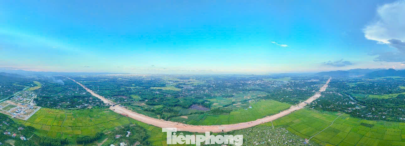 Dự án cao tốc Quảng Ngãi - Hoài Nhơn (thuộc Dự án xây dựng công trình đường bộ cao tốc Bắc Nam phía đông giai đoạn 2021-2025) là dự án có quy mô lớn nhất trong 12 dự án thành phần thuộc Dự án cao tốc Bắc Nam.