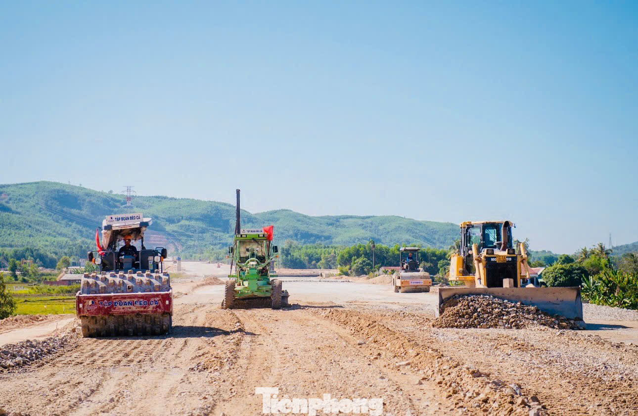 Dự án do Ban Quản lý dự án 2, Bộ Giao thông vận tải làm chủ đầu tư. Theo kế hoạch, dự án phải hoàn thành toàn tuyến vào quý III năm 2026.