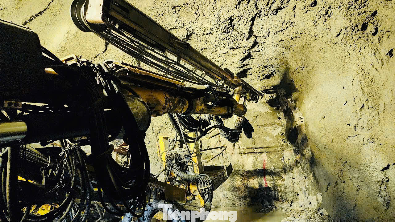 Theo đó, bên trong ống hầm phải cửa hầm phía Bắc, công tác khoan hầm đang bước vào giai đoạn nước rút. Đến nay, ống hầm này đã đào được 3.180/3.200m. Nhà thầu sẵn sàng cho công tác nổ mìn hợp long, thông hầm trước ngày 30/4 để chào mừng kỷ niệm 50 năm ngày thống nhất đất nước.