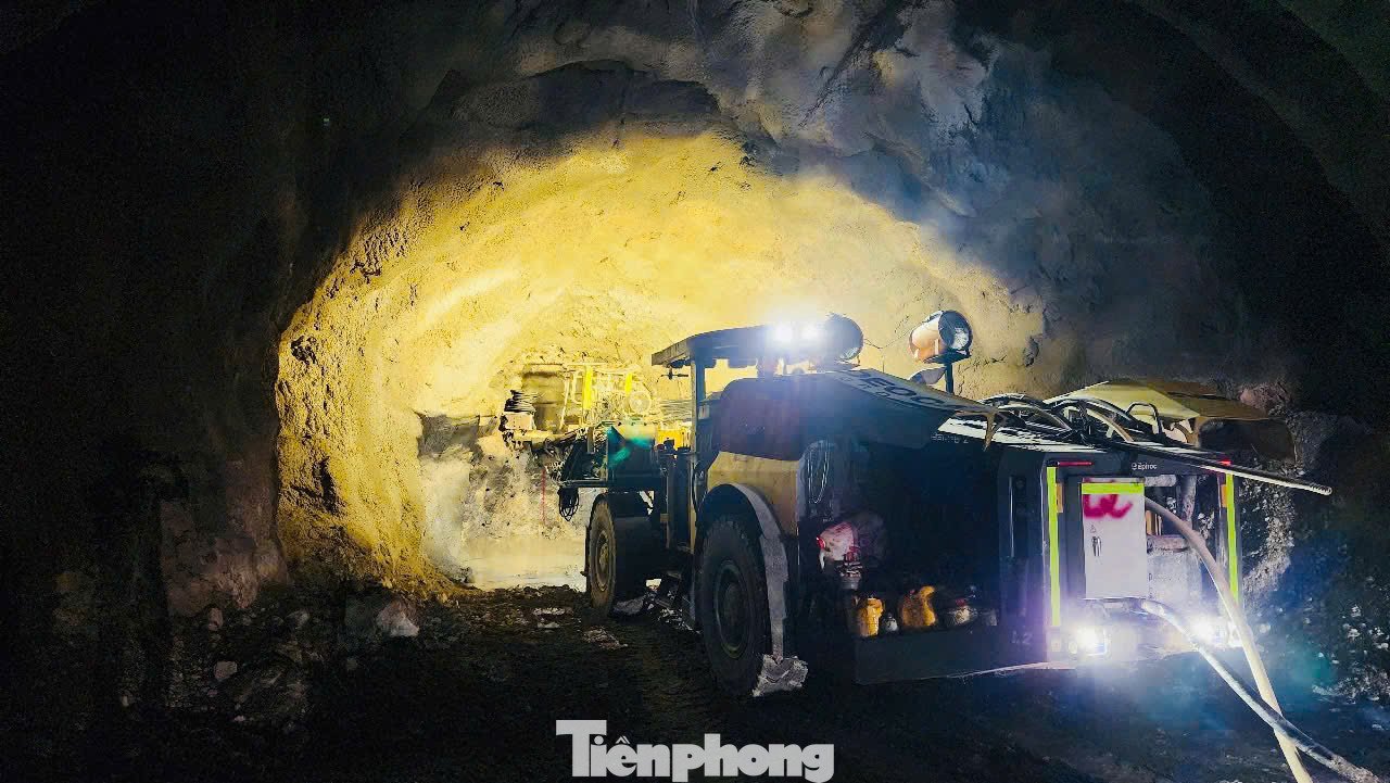 Theo đó, bên trong ống hầm phải cửa hầm phía Bắc, công tác khoan hầm đang bước vào giai đoạn nước rút. Đến nay, ống hầm này đã đào được 3.180/3.200m. Nhà thầu sẵn sàng cho công tác nổ mìn hợp long, thông hầm trước ngày 30/4 để chào mừng kỷ niệm 50 năm ngày thống nhất đất nước.