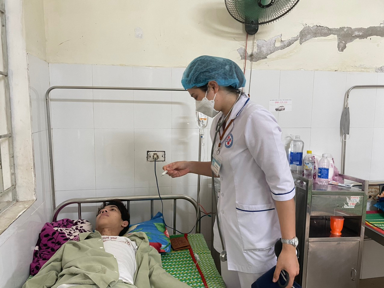 Các bệnh nhân đều có triệu chứng đau bụng, tiêu chảy, nôn, sốt cao, đau đầu sau khi ăn bánh mì. Các bệnh nhân đều có triệu chứng đau bụng, tiêu chảy, nôn, sốt cao, đau đầu sau khi ăn bánh mì.