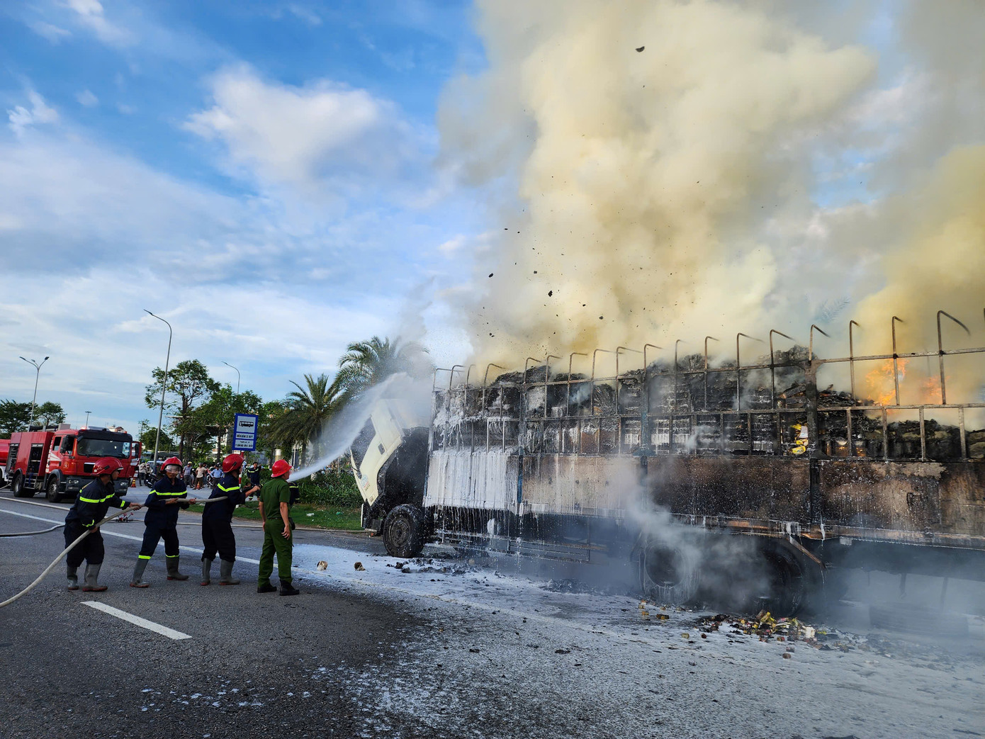 Lực lượng Cảnh sát PCCC&CNCH Công an tỉnh Quảng Ngãi nhanh chóng có mặt tại hiện trường dập lửa. Lực lượng Cảnh sát PCCC&CNCH Công an tỉnh Quảng Ngãi nhanh chóng có mặt tại hiện trường dập lửa.