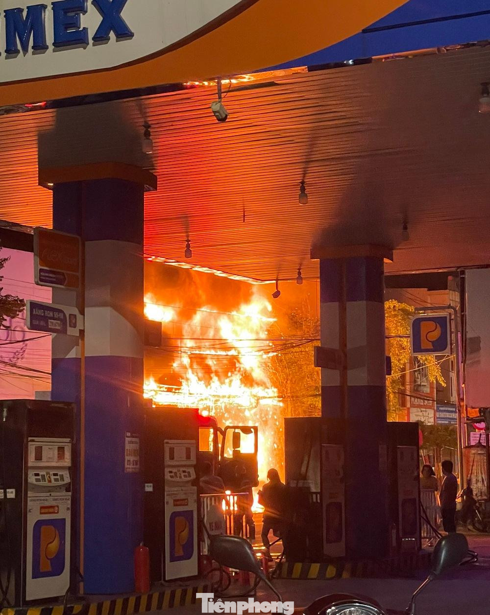 Ngọn lử bùng cháy dữ dội. Ngọn lử bùng cháy dữ dội.