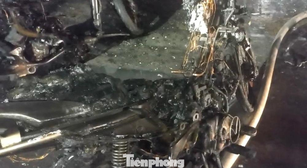 Nhiều đồ đạc trong nhà bị thiêu rụi hoàn toàn. Nhiều đồ đạc trong nhà bị thiêu rụi hoàn toàn.