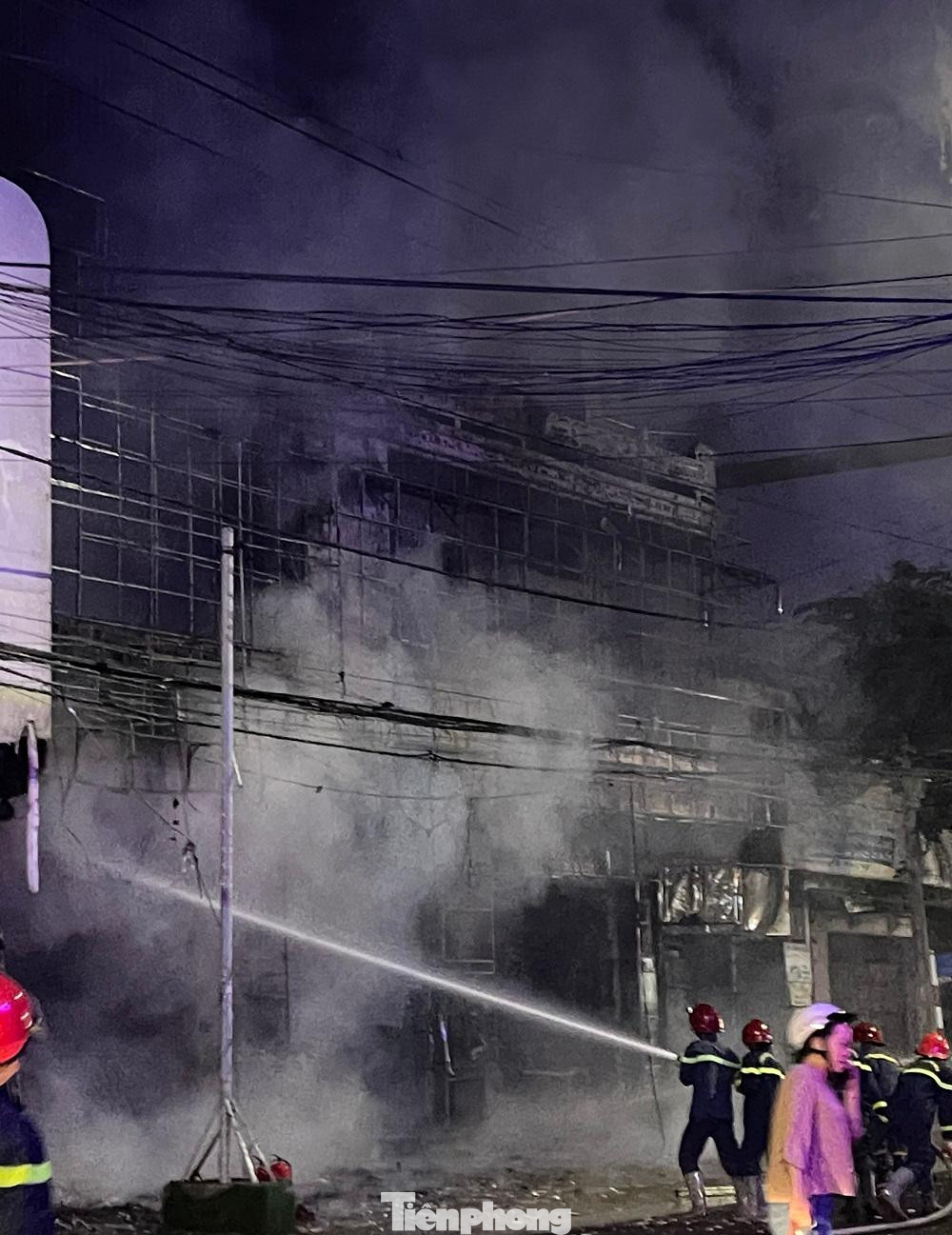 Lực lượng Phòng cháy chữa cháy (PCCC) và cứu nạn Cứu hộ (CNCH) Công an tỉnh Quảng Ngãi có mặt tại hiện trường dập lửa. Lực lượng Phòng cháy chữa cháy (PCCC) và cứu nạn Cứu hộ (CNCH) Công an tỉnh Quảng Ngãi có mặt tại hiện trường dập lửa.