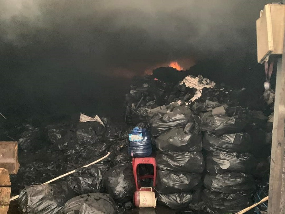 Lực lượng cảnh sát phải xuyên đêm phun nước chữa cháy. Lực lượng cảnh sát phải xuyên đêm phun nước chữa cháy.