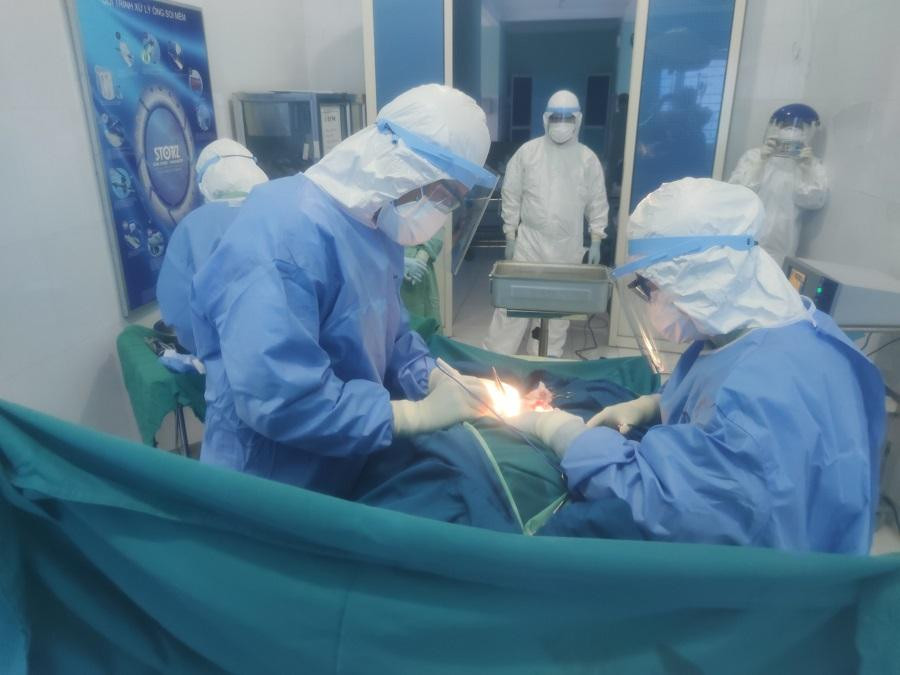 Ngay sau khi ca mổ được thực hiện xong, các y, bác sỹ kíp mổ sẽ đi cách ly theo quy định.