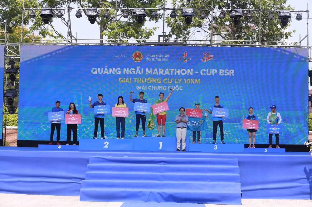 Trao giải cho các VĐV đoạt giải.