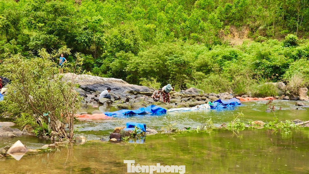 Tháng 4, mực nước sông Phước Giang đoạn chảy qua xã Long Mai (huyện miền núi Minh Long, Quảng Ngãi) xuống thấp. Tranh thủ thời gian rảnh sau khi hoàn thành việc nương rẫy, đồng bào Hrê ở thôn Long Thượng (xã Long Mai) lại í ới, rủ nhau ra sông ngăn dòng chảy để đánh bắt cá. Ảnh: Nguyễn Ngọc.