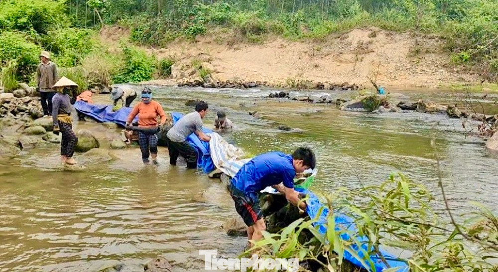 Tháng 4, mực nước sông Phước Giang đoạn chảy qua xã Long Mai (huyện miền núi Minh Long, Quảng Ngãi) xuống thấp. Tranh thủ thời gian rảnh sau khi hoàn thành việc nương rẫy, đồng bào Hrê ở thôn Long Thượng (xã Long Mai) lại í ới, rủ nhau ra sông ngăn dòng chảy để đánh bắt cá. Ảnh: Nguyễn Ngọc.