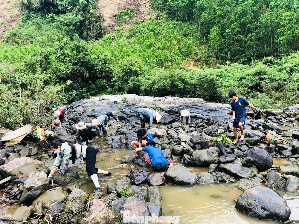 Nước cạn, nhiều loài cá chui sâu vào trong kẽ đá để ẩn náu, nên việc đánh bắt của người dân cũng gặp không ít khó khăn. Ảnh: Nguyễn Ngọc.