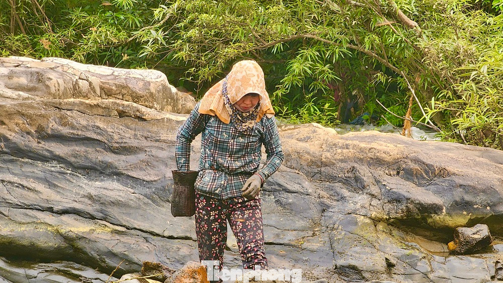 “Đây là cách đánh bắt cá truyền thống từ xưa giờ của người dân chúng tôi, không ai được sử dụng kích điện để bắt cá. Có như vậy mới bảo vệ được nguồn lợi thủy sản, mình bắt thuận theo tự nhiên thì năm sau sẽ có cá để bắt tiếp, nếu kích điện và khai thác tận diệt thì những năm tiếp theo chắc sẽ không còn cá”, anh Đinh Văn Tới bộc bạch. Ảnh: Nguyễn Ngọc.