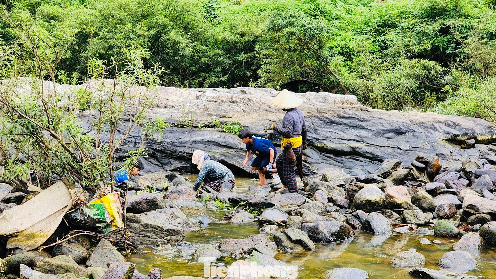 Có dịp đến xã Long Mai (huyện miền núi Minh Long, Quảng Ngãi) đúng thời điểm đồng bào Hrê rủ nhau ngăn dòng sông, suối bắt cá ta sẽ được trải nghiệm một phương thức đánh bắt cá độc đáo và riêng biệt. Từ đó được hiểu thêm về những giá trị văn hóa đặc sắc mà đồng bào nơi đây đang lưu giữ và duy trì đến ngày nay. Ảnh: Nguyễn Ngọc.