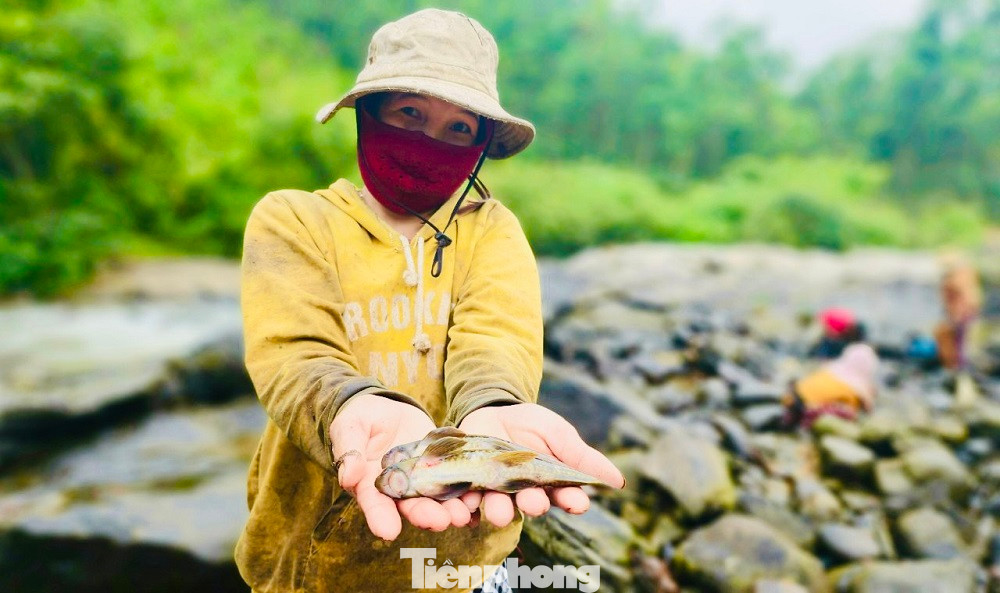 Niềm vui khi bắt được nhiều cá. Ảnh: Nguyễn Ngọc.