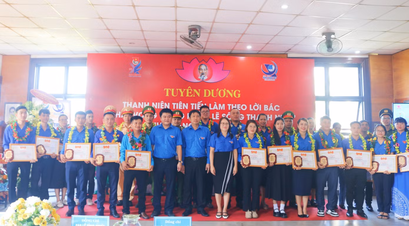Tỉnh Đoàn Quảng Ngãi tuyên dương 25 thanh niên tiên tiến làm theo lời Bác. Tỉnh Đoàn Quảng Ngãi tuyên dương 25 thanh niên tiên tiến làm theo lời Bác.