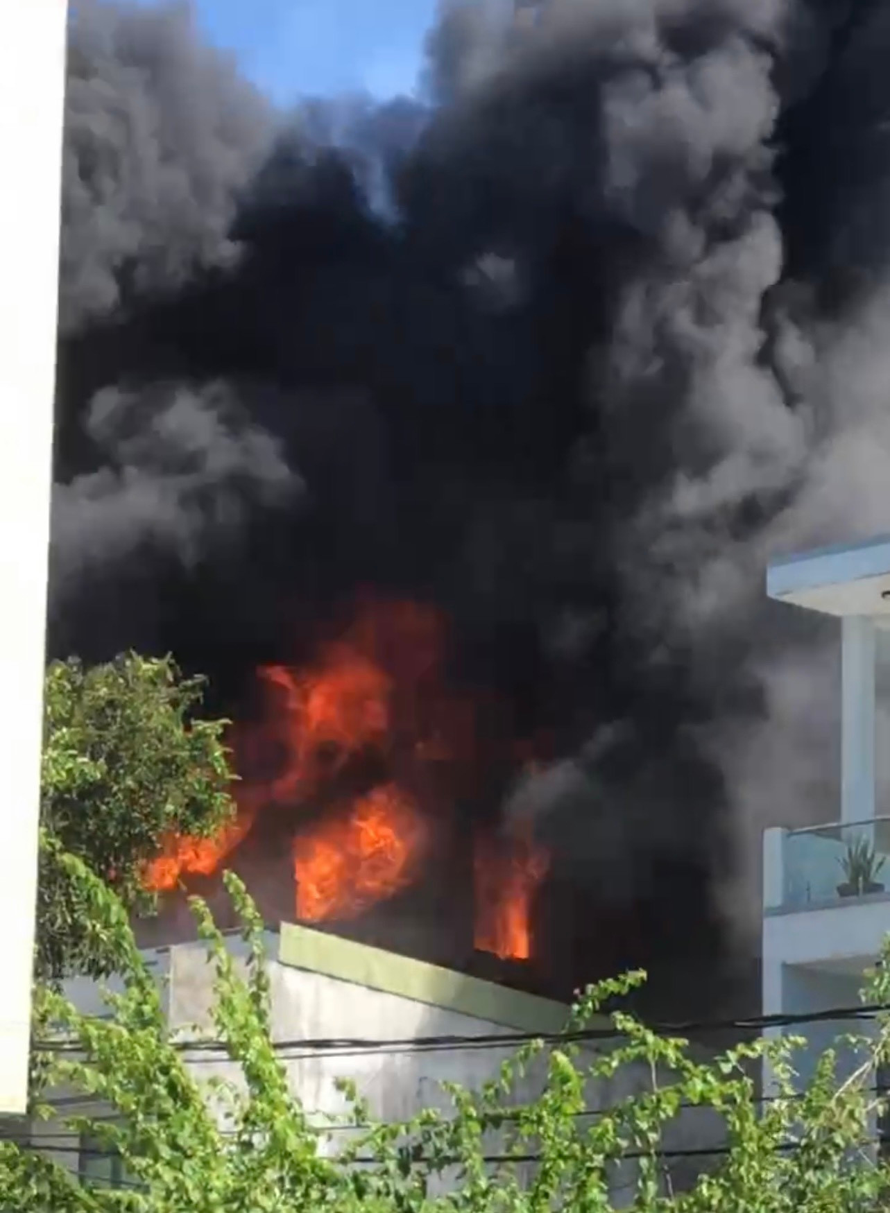 Vụ hoả hoạn lớn xảy ra tại kho chứa đồ nhựa của một hộ dân ở TP Quảng Ngãi.