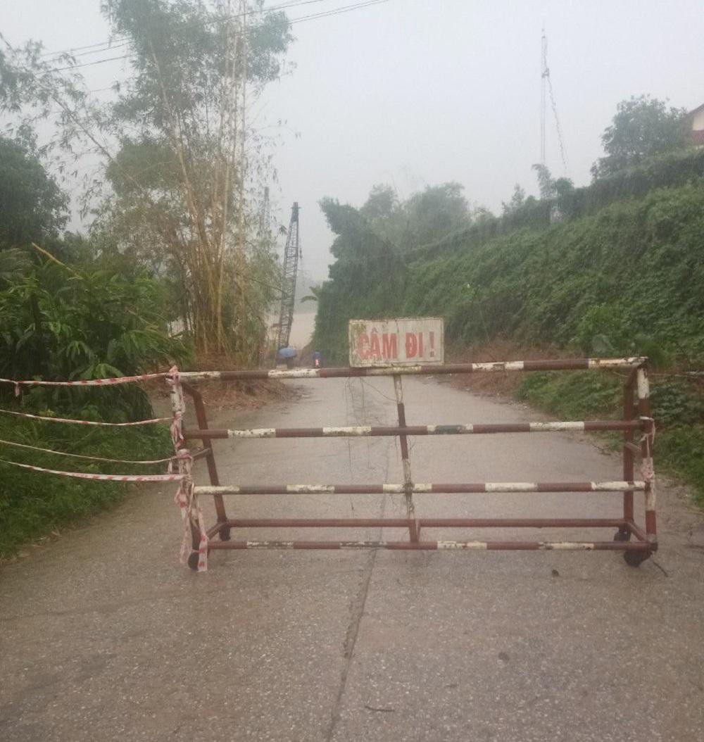 Mưa lớn gây chia cắt giao thông cục bộ tuyến đường ĐH 72 đi các xã Sơn Cao - Sơn Linh - Sơn Giang (huyện Sơn Hà). Mưa lớn gây chia cắt giao thông cục bộ tuyến đường ĐH 72 đi các xã Sơn Cao - Sơn Linh - Sơn Giang (huyện Sơn Hà).