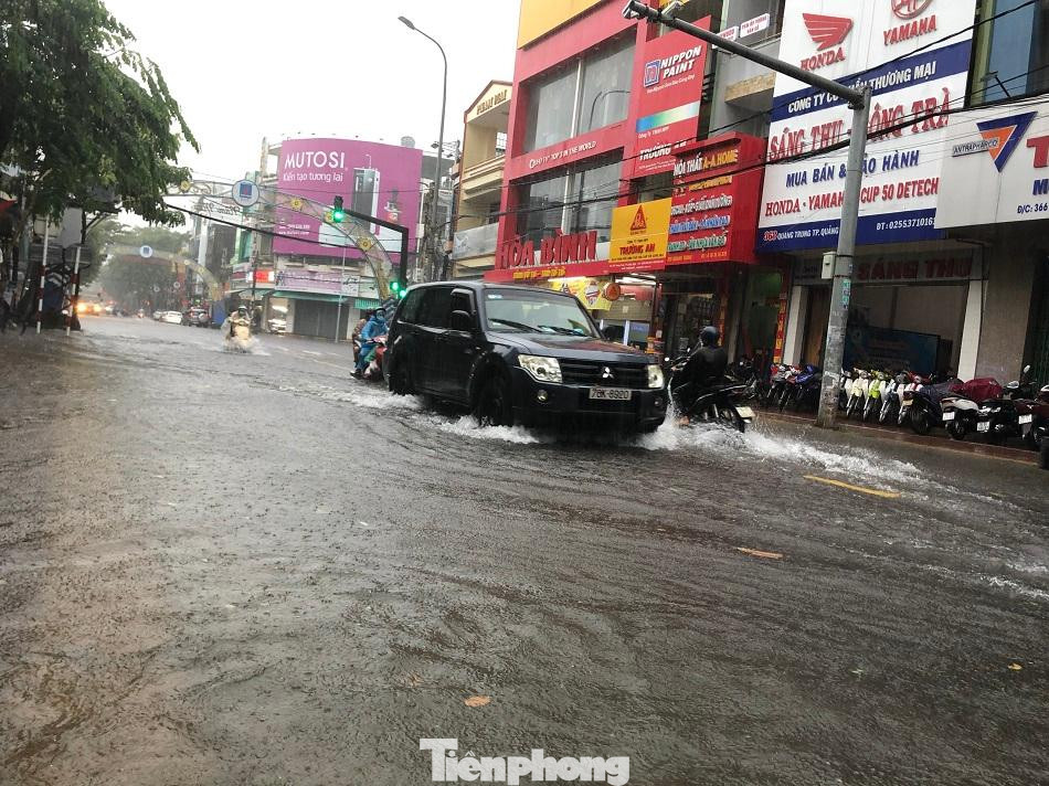 Tuyến đường Quang Trung cũng ngập sâu trong nước. Ảnh: Nguyễn Ngọc