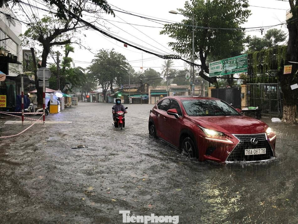 Do ảnh hưởng của cơn bão số 6, đến chiều tối 23/9 trên địa bàn TP Quảng Ngãi vẫn còn mưa rất lớn. Ảnh: Nguyễn Ngọc