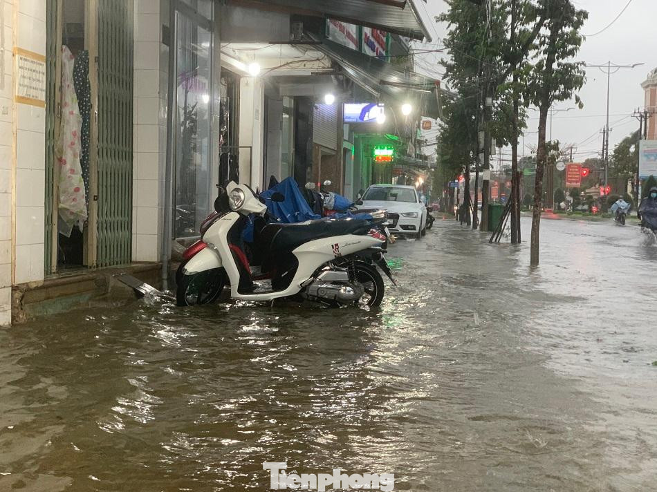Tại đường Hùng Vương - đoạn gần Đài phát thanh và Truyền hình Quảng Ngãi, nước ngập sâu tới đầu gối khiến người đi đường gặp nhiều khó khăn. Ảnh: Nguyễn Ngọc