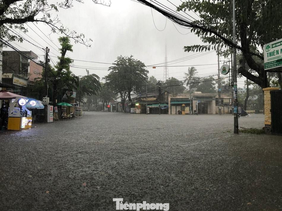 Từ sáng 23/9 đến chiều tối, tại TP Quảng Ngãi có mưa rất to, lượng mưa đo được trong 6 giờ qua là 138 mm. Những cơn mưa kéo dài khiến nhiều tuyến đường ở thành phố này bị ngập úng cục bộ. Ảnh: Nguyễn Ngọc