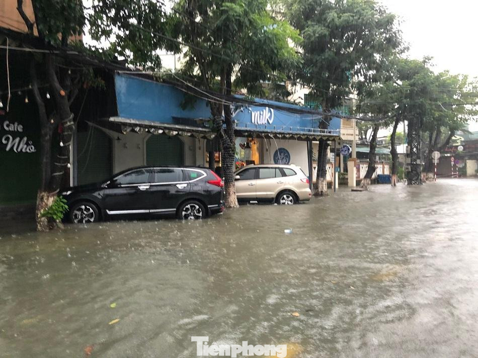 Đường Phan Bội Châu giao với đường Trần Hưng Đạo cũng mênh mông nước. Ảnh: Nguyễn Ngọc