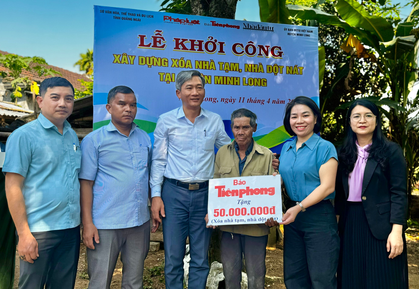 Nhà báo Việt Hương tại miền Trung đại diện báo Tiền Phong khởi công xây dựng xóa nhà tạm, nhà dột nát trên địa bàn xã Long Hiệp (huyện Minh Long, tỉnh Quảng Ngãi). Nhà báo Việt Hương tại miền Trung đại diện báo Tiền Phong khởi công xây dựng xóa nhà tạm, nhà dột nát trên địa bàn xã Long Hiệp (huyện Minh Long, tỉnh Quảng Ngãi).