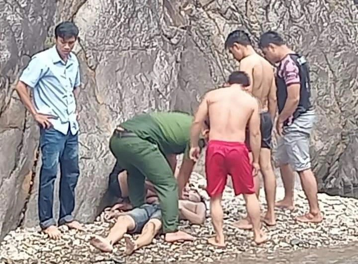 Công an cùng người dân nỗ lực cấp cứu, nhưng em V.T.A đã tử vong. Ảnh: CACC. Công an cùng người dân nỗ lực cấp cứu, nhưng em V.T.A đã tử vong. Ảnh: CACC.