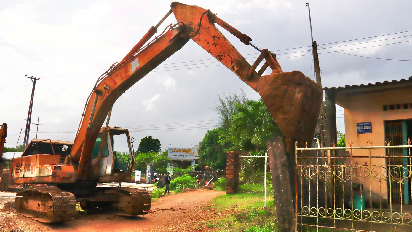 Lực lượng chức năng tiến hành cưỡng chế.