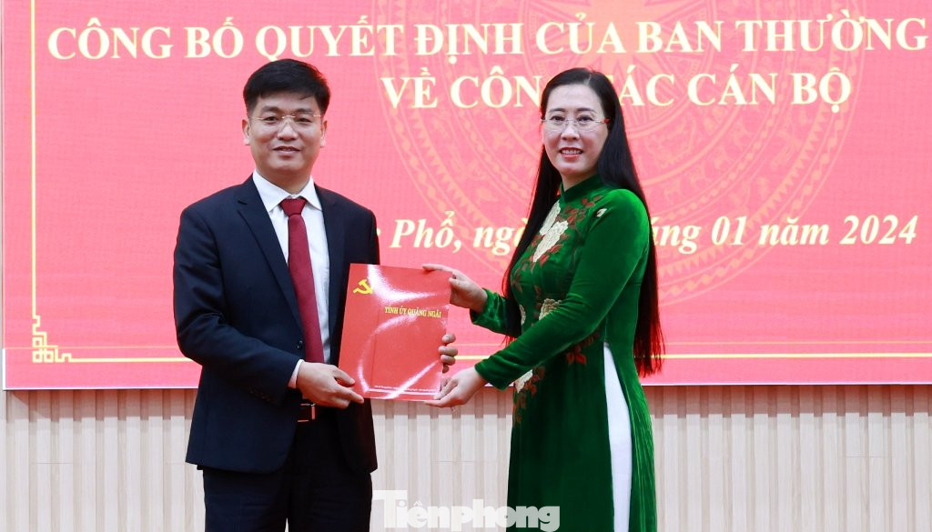 Bí thư Tỉnh ủy Quảng Ngãi Bùi Thị Quỳnh Vân trao quyết định chuẩn y chức vụ tân Bí thư thị xã Đức Phổ Đỗ Tâm Hiển. Bí thư Tỉnh ủy Quảng Ngãi Bùi Thị Quỳnh Vân trao quyết định chuẩn y chức vụ tân Bí thư thị xã Đức Phổ Đỗ Tâm Hiển.