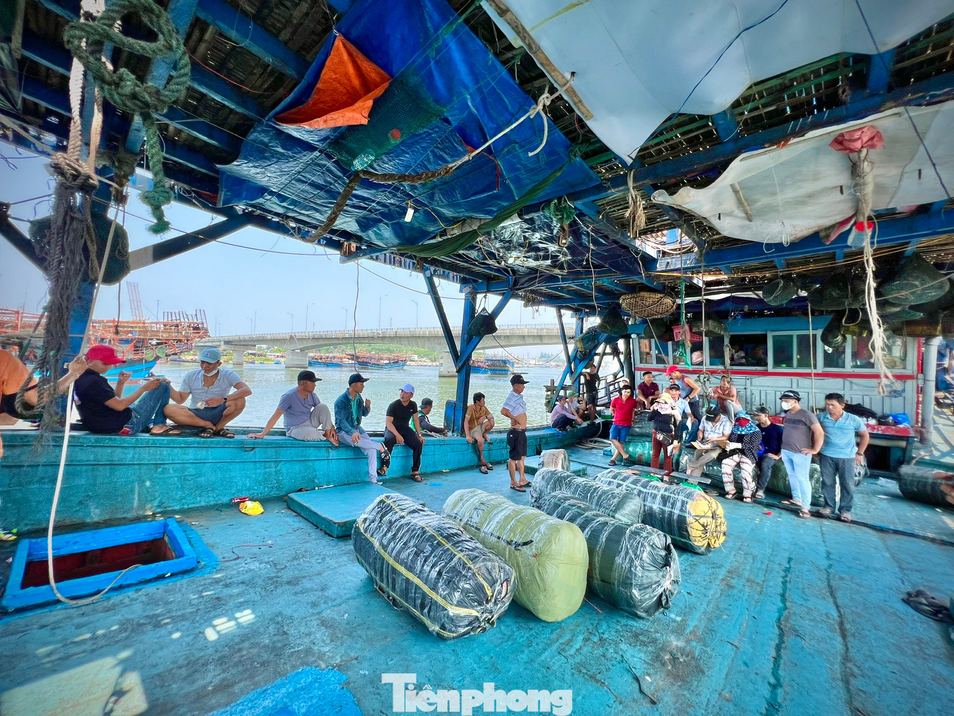 Ngư dân bán mực cho thương lái.