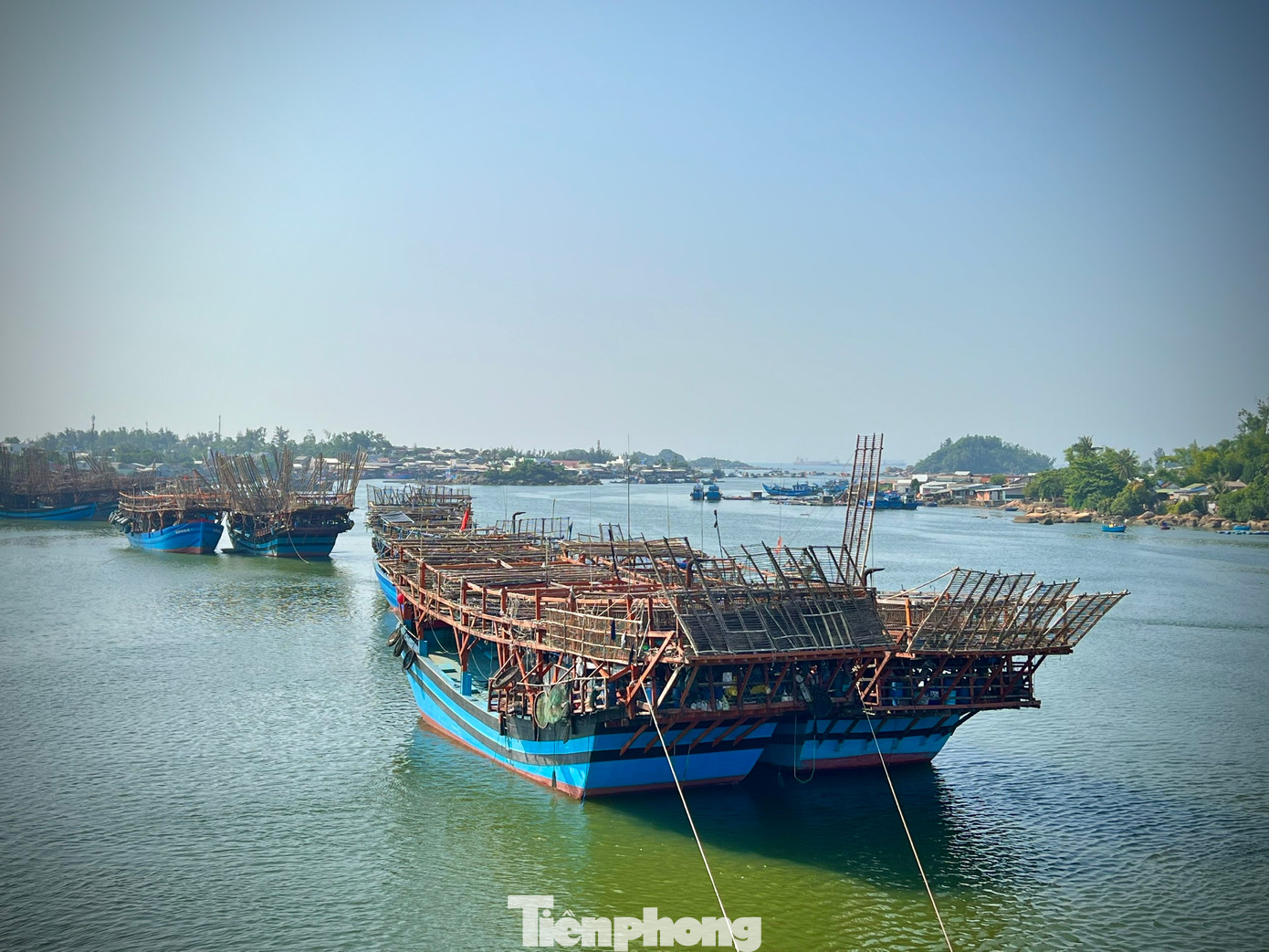 Tàu câu mực của ngư dân xã Bình Chánh cập cửa biển Sa Cần sau hơn 3 tháng khai thác ở Trường Sa.