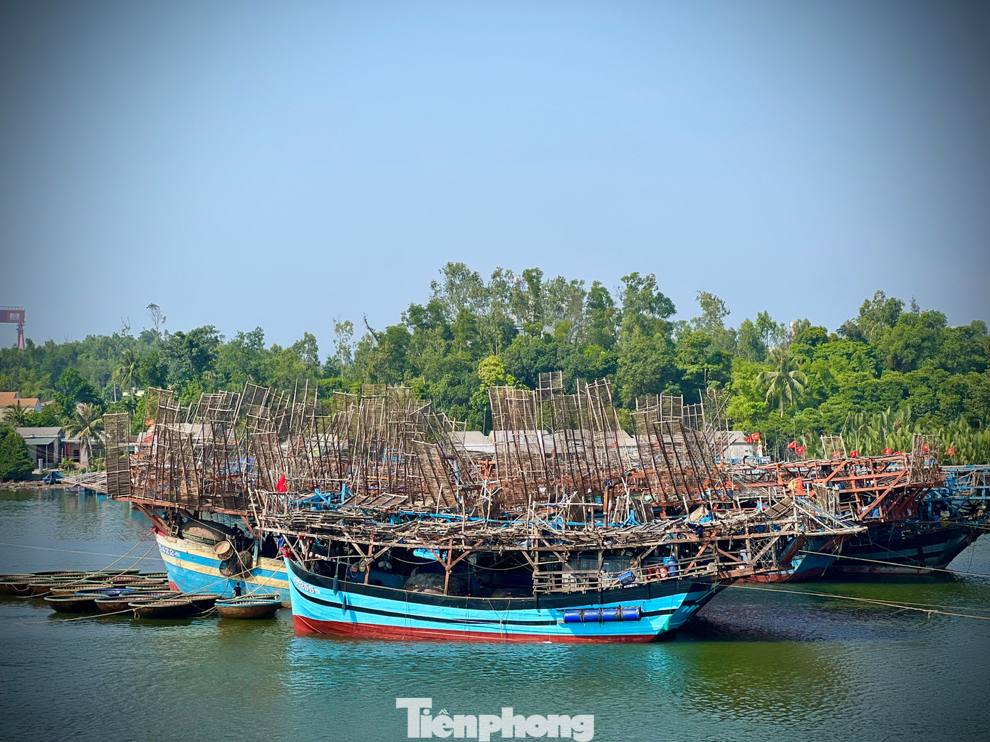 Tàu câu mực của ngư dân xã Bình Chánh cập cửa biển Sa Cần sau hơn 3 tháng khai thác ở Trường Sa.