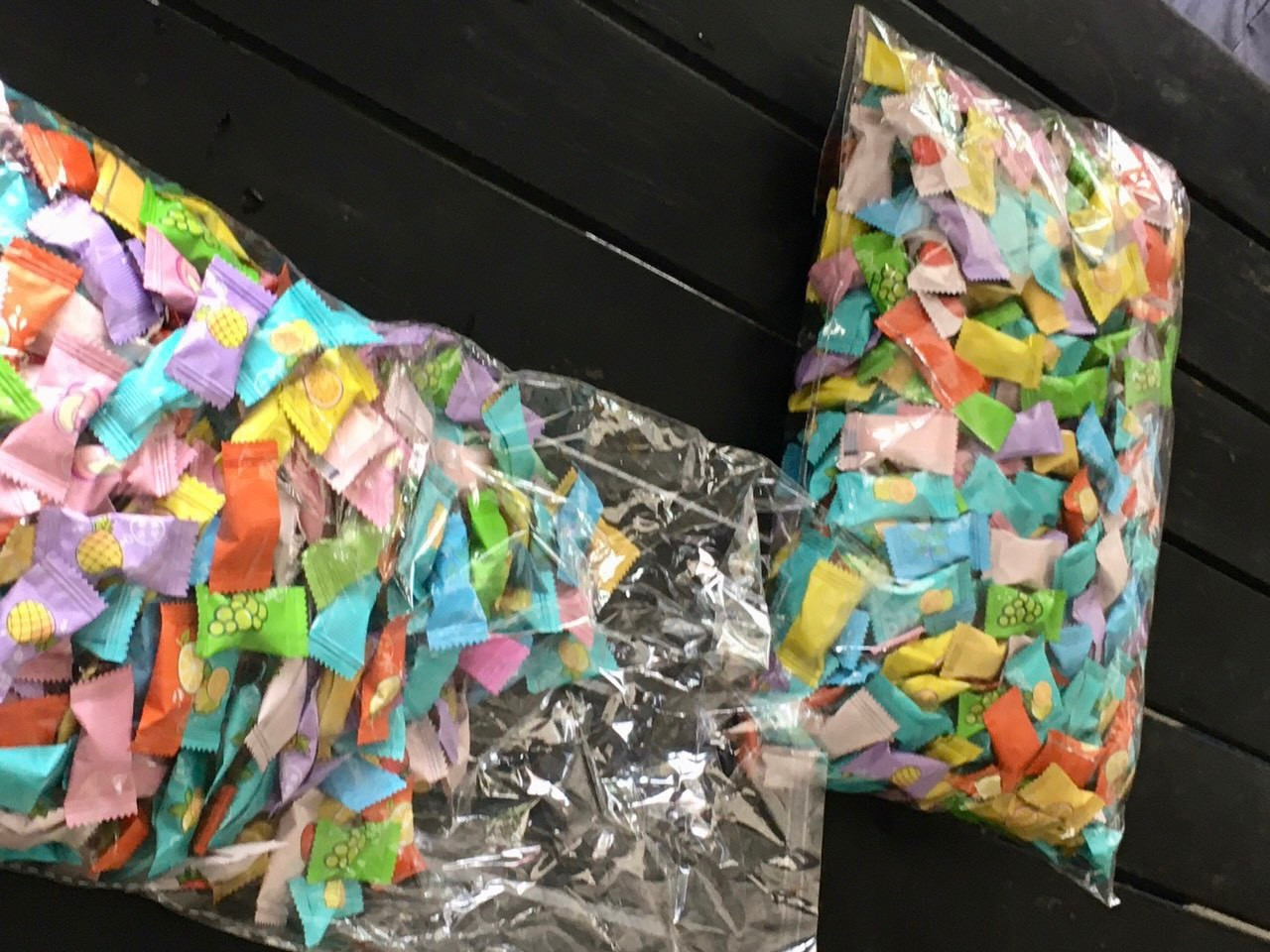 Kẹo dạng viên, có vỏ bọc, không có nhãn hiệu và nguồn gốc, xuất xứ. Kẹo dạng viên, có vỏ bọc, không có nhãn hiệu và nguồn gốc, xuất xứ.