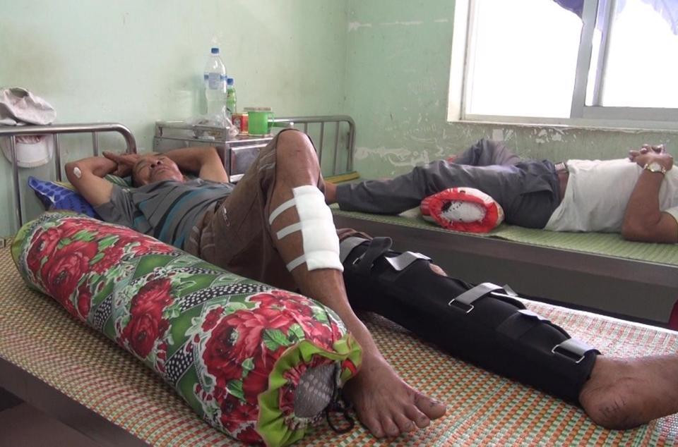 Các nạn nhân đang được điều trị tại Bệnh viện đa khoa Đặng Thùy Trâm (thị xã Đức Phổ). Ảnh: T.S